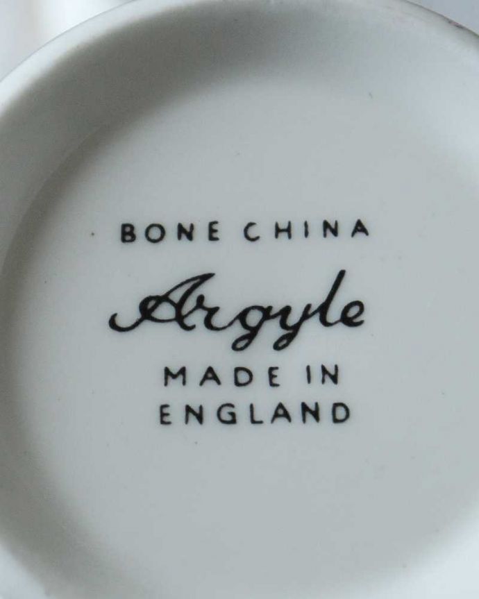 アンティーク 陶磁器の雑貨　アンティーク雑貨　ミニ薔薇が可愛い英国アンティークのカップ（エインズレイ窯）。裏側には品質の証製造メーカー保証の意味がこもった窯印、ポーセリンマークがあります。(k-3082-z)