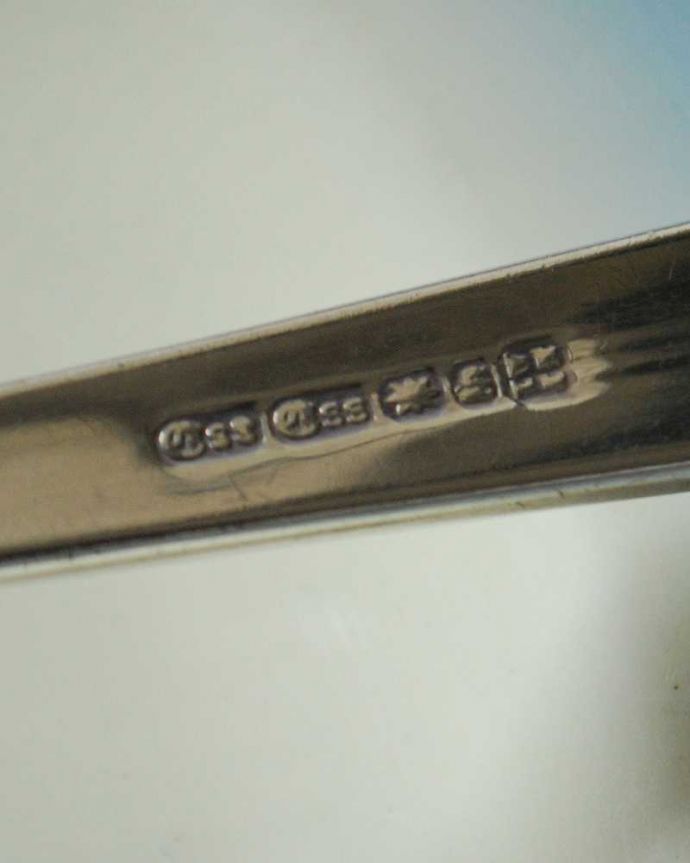アンティーク シルバー製　アンティーク雑貨　英国で見つけた銀のカトラリー、アンティークシルバープレートのスープスプーン。裏側には品質の証刻印が彫ってあります。(k-3099-z)