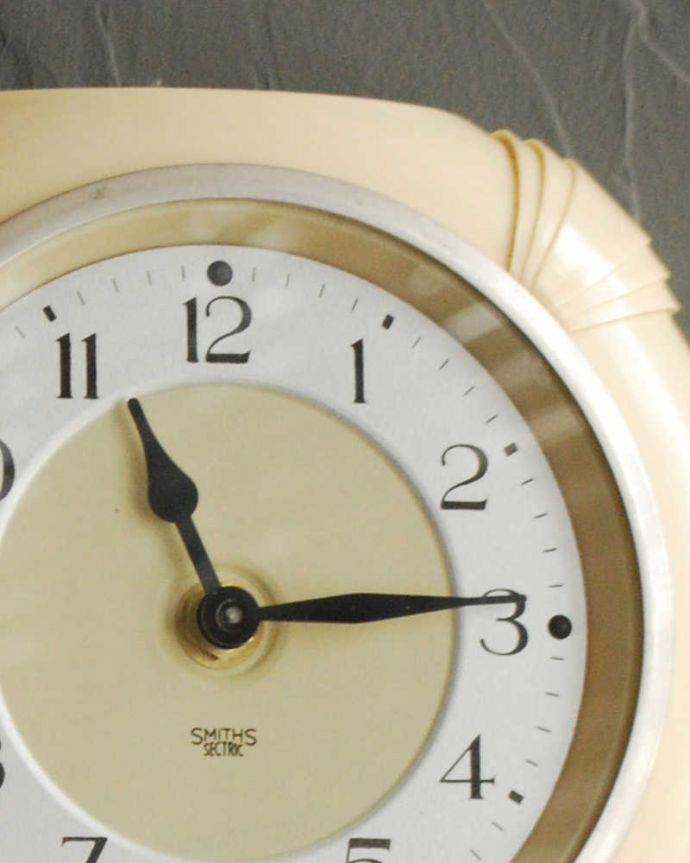 アンティーク その他の雑貨　アンティーク雑貨　イギリスで見つけたSMITH社のアンティークウォールクロック（壁掛け時計）。タイムスリップさせてくれる優しい文字盤アンティークの時計は、文字盤が何とも言えない優しい雰囲気。(k-3100-z)