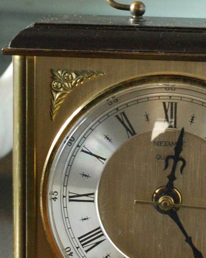英国輸入のアンティーク雑貨、持ち手もついたオシャレな置き時計