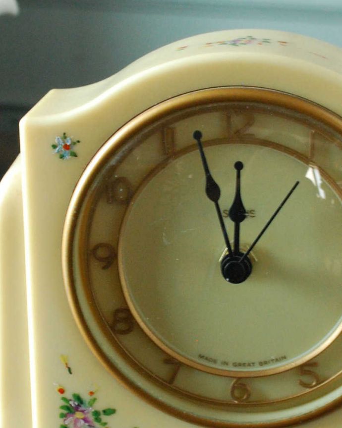 アンティーク 真鍮の雑貨　アンティーク雑貨　描かれた小さなお花たちが可愛いアンティークの置き時計。タイムスリップさせてくれる優しい文字盤アンティークの時計は、文字盤が何とも言えない優しい雰囲気。(k-3102-z)