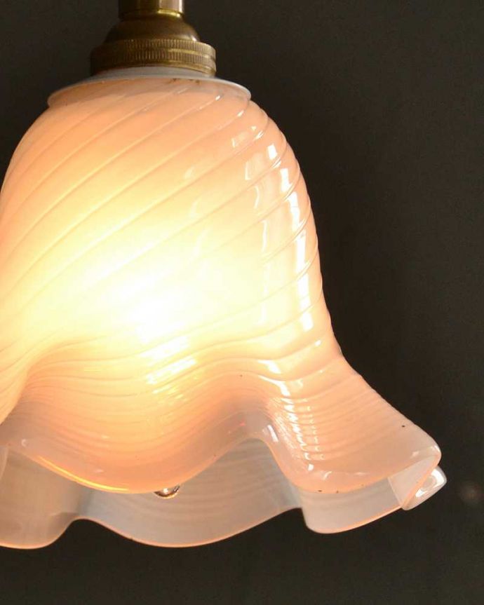 ペンダントライト　照明・ライティング　オパールセントガラスがキレイなアンティークペンダントライト(コード・シャンデリア電球・ギャラリーなし)。。(k-3103-z)