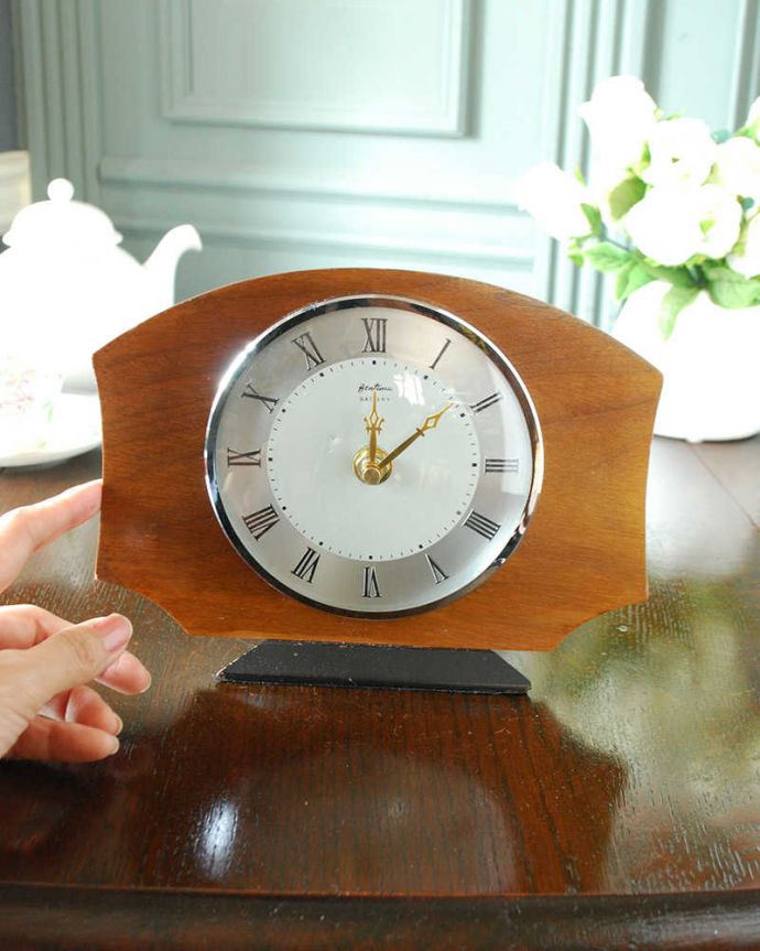 アンティーク その他の雑貨　アンティーク雑貨　イギリスから届いた木製のオシャレなアンティークの置き時計 。アンティークらしい独特のデザインアンティークなので多少のキズ・汚れがある場合があります。(k-3104-z)