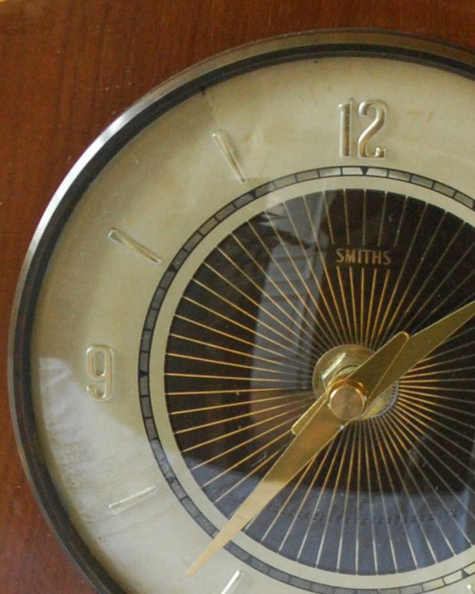 アンティーク その他の雑貨　アンティーク雑貨　イギリスから届いた木製のオシャレな置き時計（SMITHS社)。タイムスリップさせてくれる優しい文字盤アンティークの時計は、文字盤が何とも言えない優しい雰囲気。(k-3105-z)