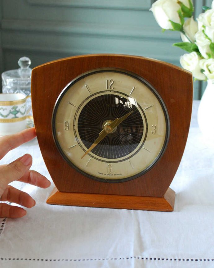 アンティーク その他の雑貨　アンティーク雑貨　イギリスから届いた木製のオシャレな置き時計（SMITHS社)。アンティークらしい独特のデザインアンティークなので多少のキズ・汚れがある場合があります。(k-3105-z)