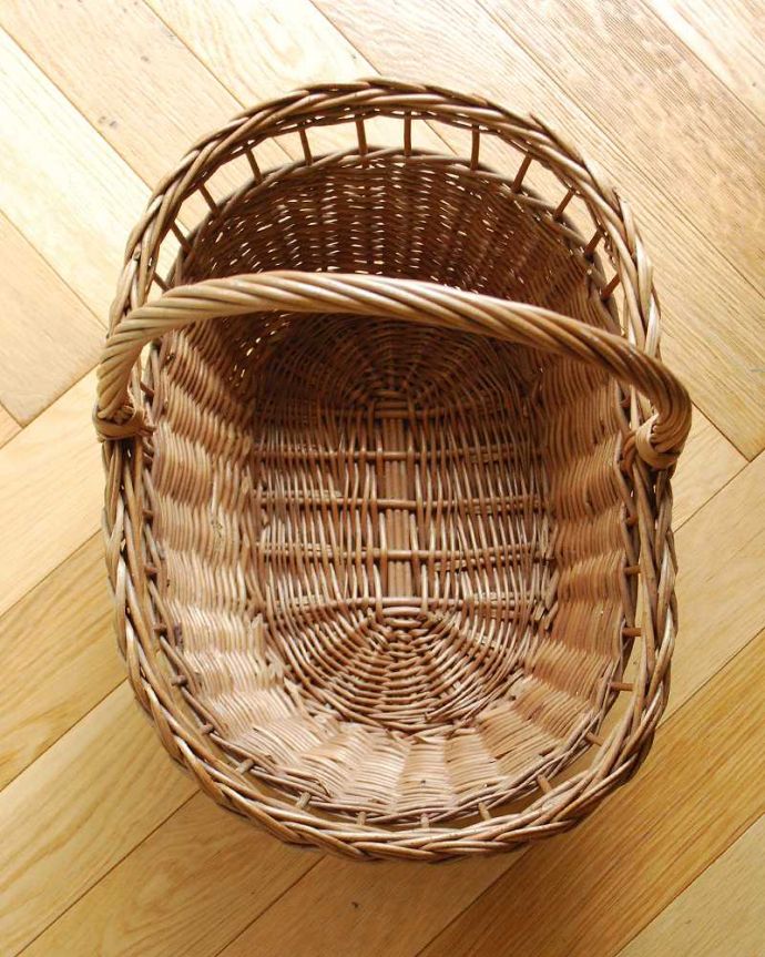 アンティーク その他の雑貨　アンティーク雑貨　編み方が可愛いフランスで見つけたアンティークバスケット 。中を見てみると･･･アンティークなので多少のキズ・汚れがある場合があります。(k-3111-z)
