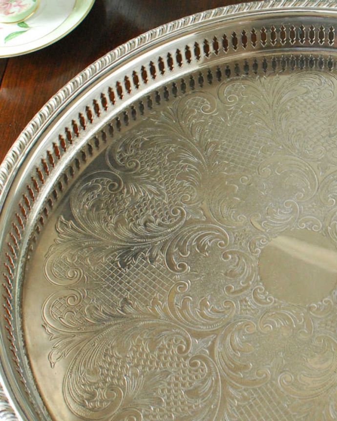 アンティーク シルバー製　アンティーク雑貨　イギリス輸入のアンティーク銀雑貨、装飾が豪華な本格派のシルバープレートトレイ 。オトナの輝きを放つアンティークのサルヴァ全体に美しいエングレーヴィング（彫金）が施されているアンティークのサルヴァ。(k-3117-z)