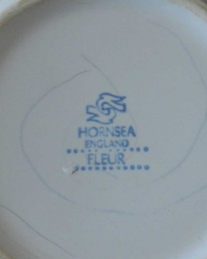Hornsea（ホーンジー）　アンティーク雑貨　イギリスのビンテージ食器、ホーンジー社のFleur（フルール）のティーカップ。裏側には品質の証製造メーカー保証の意味がこもった窯印、ポーセリンマークがあります。(k-3120-z)
