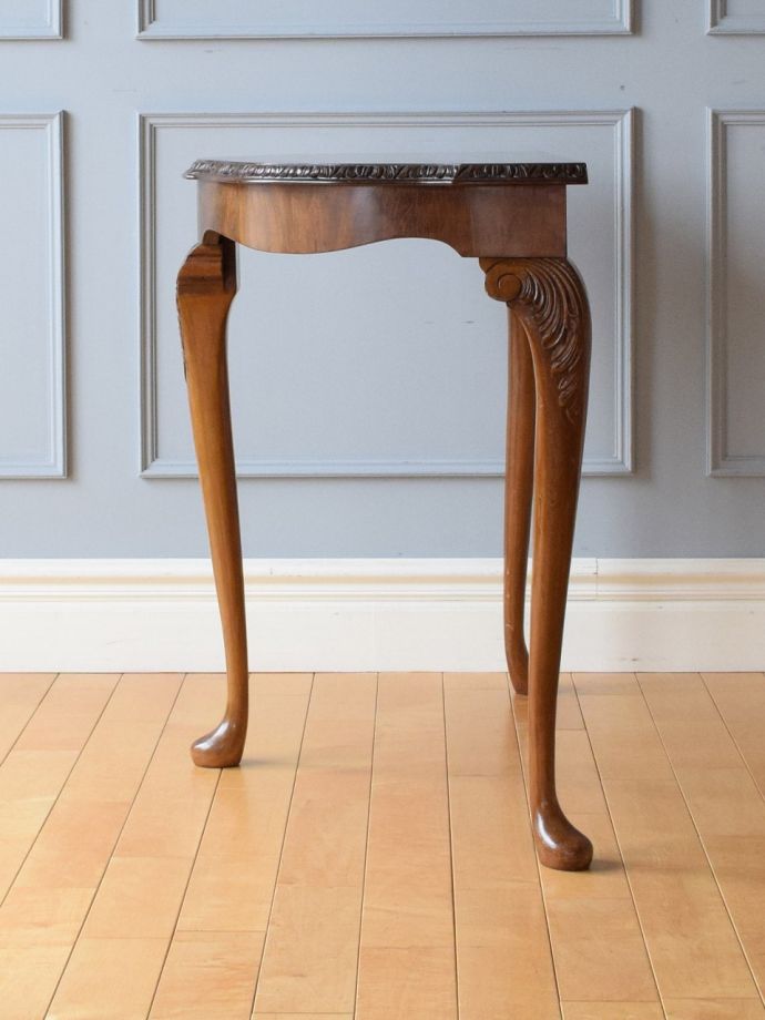英国のアンティーク家具、ハーフムーン型の美しいコンソールテーブル