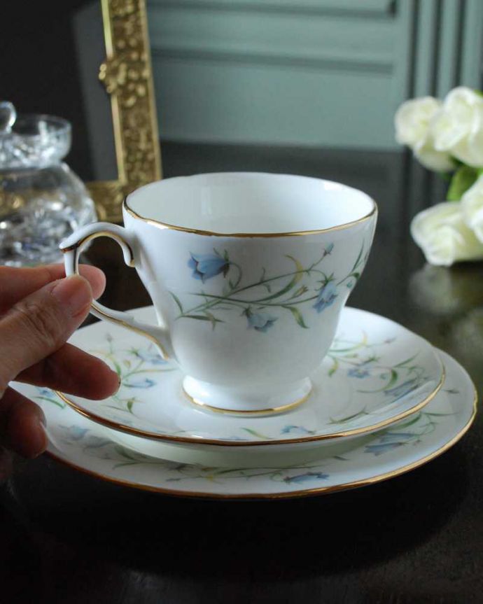 アンティーク 陶磁器の雑貨　アンティーク雑貨　ダッチェス DUCHESS (Harebell )のブルーのお花がキレイなアンティークカップ＆ソーサートリオ。お茶の時間をもっと優雅に･･･眺めているだけじゃもったいないので、実用的に使って下さい。(k-3123-z)