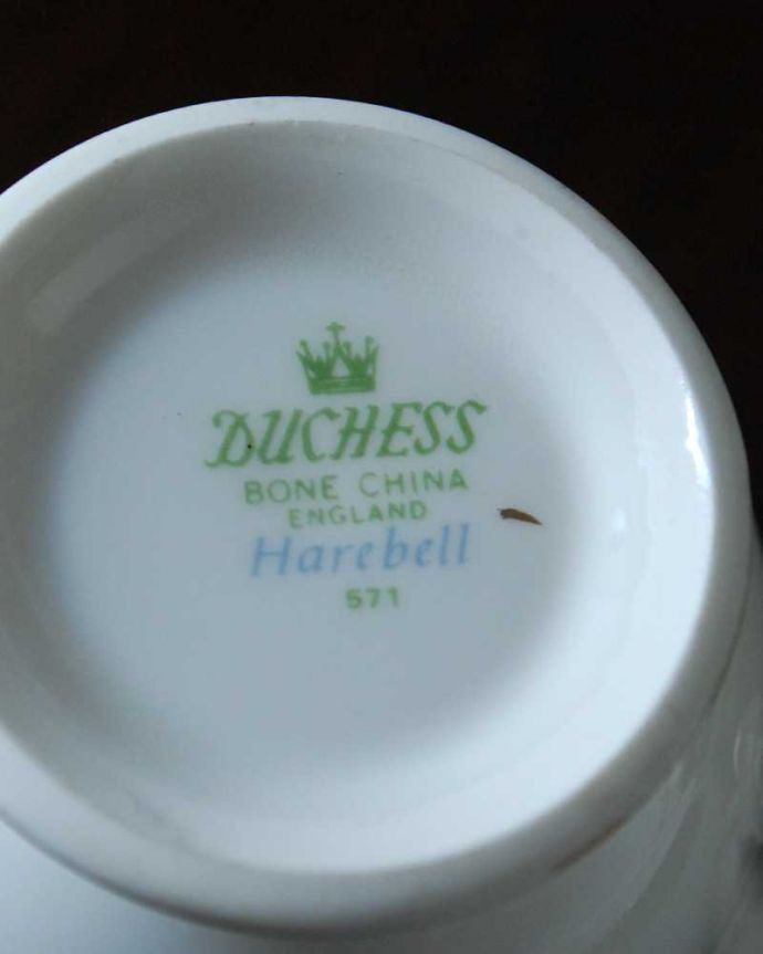 アンティーク 陶磁器の雑貨　アンティーク雑貨　ダッチェス DUCHESS (Harebell )のブルーのお花がキレイなアンティークカップ＆ソーサートリオ。裏側には品質の証製造メーカー保証の意味がこもった窯印、ポーセリンマークがあります。(k-3123-z)