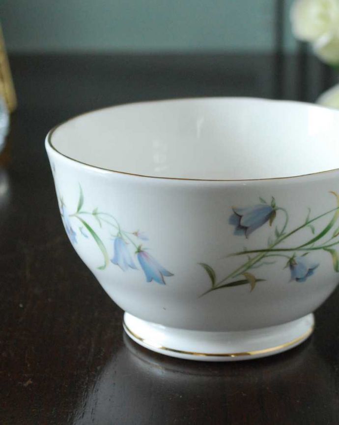 アンティーク 陶磁器の雑貨　アンティーク雑貨　ダッチェス DUCHESS (Harebell )のブルーのお花がキレイなアンティークシュガーボウル。お茶の時間を華やかにしてくれるアンティークティータイムを楽しむための茶道具の一つシュガーボウル。(k-3125-z)