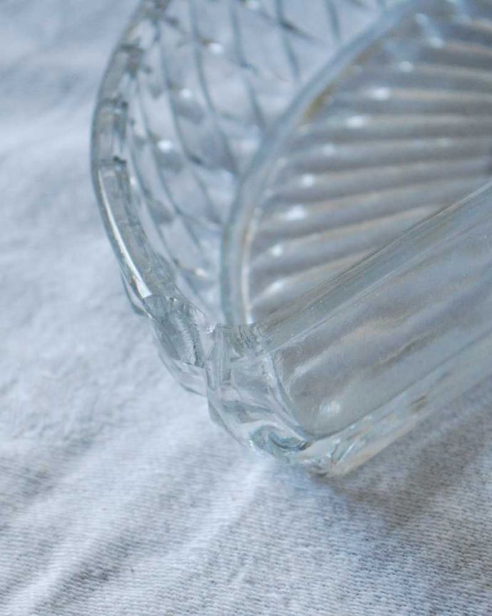 アンティーク 雑貨のガラス小物　アンティーク雑貨　シルバーのフレームが付いた豪華な仕切り付きカトラリー＆トレーセット（アンティークプレスドグラス）。カケがあるのでSALE価格ですカケがありました。(k-3127-z)