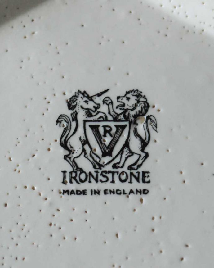 アンティーク 陶磁器の雑貨　アンティーク雑貨　IRON STONE(アイアンストーン)の色もかたちも美しい可憐なアンティークジャグ。裏側にポーセリンマーク保証の意味がこもった窯印、こんなポーセリンマークがあります。(k-3128-z)