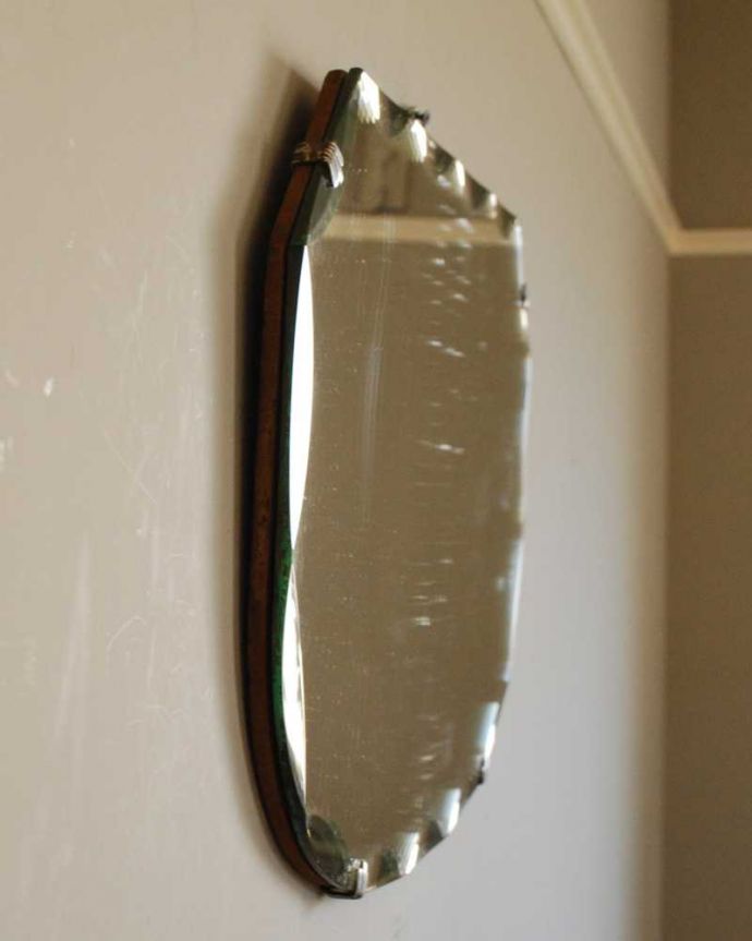 アンティーク ミラー（鏡）　アンティーク雑貨　お洒落なかたちの英国の壁掛け鏡、アンティークカッティングミラー。厚みが違いますアンティークなので多少のキズ・汚れがある場合がありますがキレイなものを買い付けてきました。(k-3131-z)