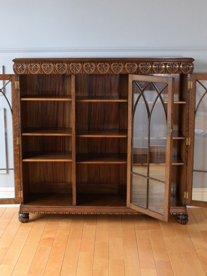 英国アンティークの本棚、彫りがたっぷり入ったポインテッドアーチのガラスキャビネット（ブックケース）