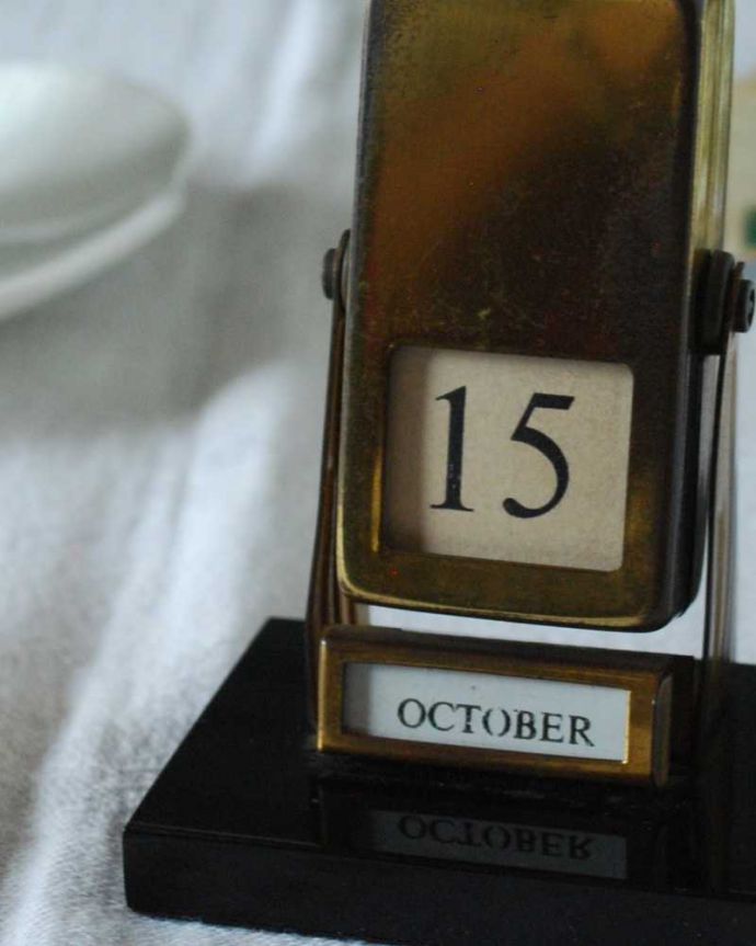 アンティーク 真鍮の雑貨　アンティーク雑貨　イギリスで見つけたアンティークの小さな卓上カレンダー（日めくりカレンダー）。落ち着いた輝きが大人の雰囲気ゴールドの部分をくるくると回すと日付が変わる日めくりカレンダーです。(k-3134-z)