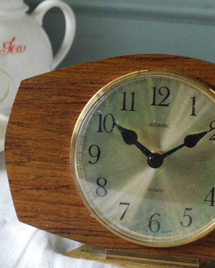 アンティーク 真鍮の雑貨　アンティーク雑貨　イギリスから届いた木製のオシャレなメタメック社のアンティーク置き時計。タイムスリップさせてくれる優しい文字盤アンティークの時計は、文字盤が何とも言えない優しい雰囲気。(k-3135-z)