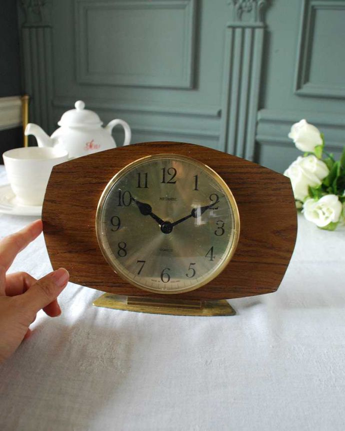 イギリスから届いた木製のオシャレなメタメック社のアンティーク置き時計