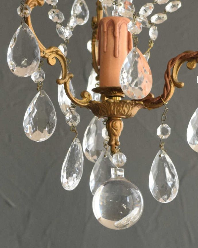 シャンデリア　照明・ライティング　大きなガラスドロップがたっぷりと付いた、アンティークの真鍮製シャンデリア（Ｅ17シャンデリア球付）。。(k-3136-z)