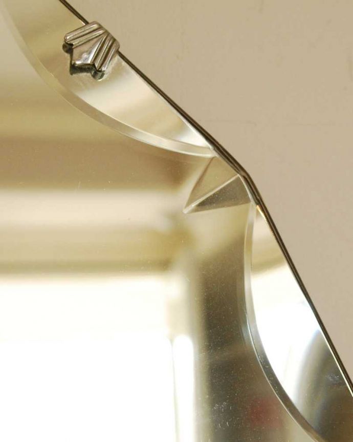 アンティーク ミラー（鏡）　アンティーク雑貨　縁どりがキラッと輝くアンティークカッティングミラー、イギリス輸入の鏡。アンティークでしか手に入らないキラキラ感キラッと輝く美しい面取りがデザインになっているアンティークのミラー。(k-3157-z)