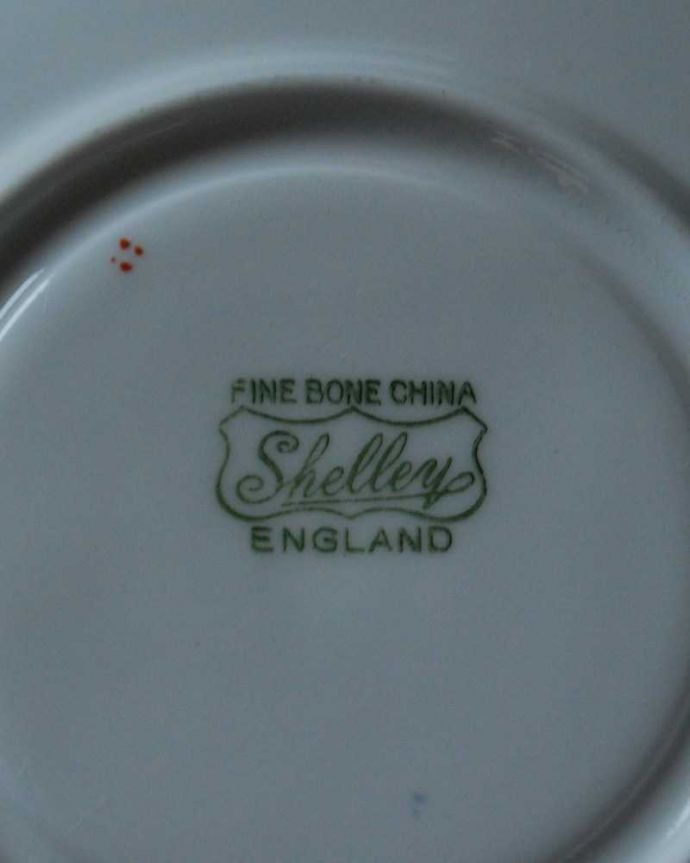 シェ―リー窯　アンティーク雑貨　お茶の時間を楽しむアンティーク食器、シェリー窯のカップ＆ソーサートリオ。裏側には品質の証1945～1966年製造のシェリーのバックスタンプがあります。(k-3158-z)