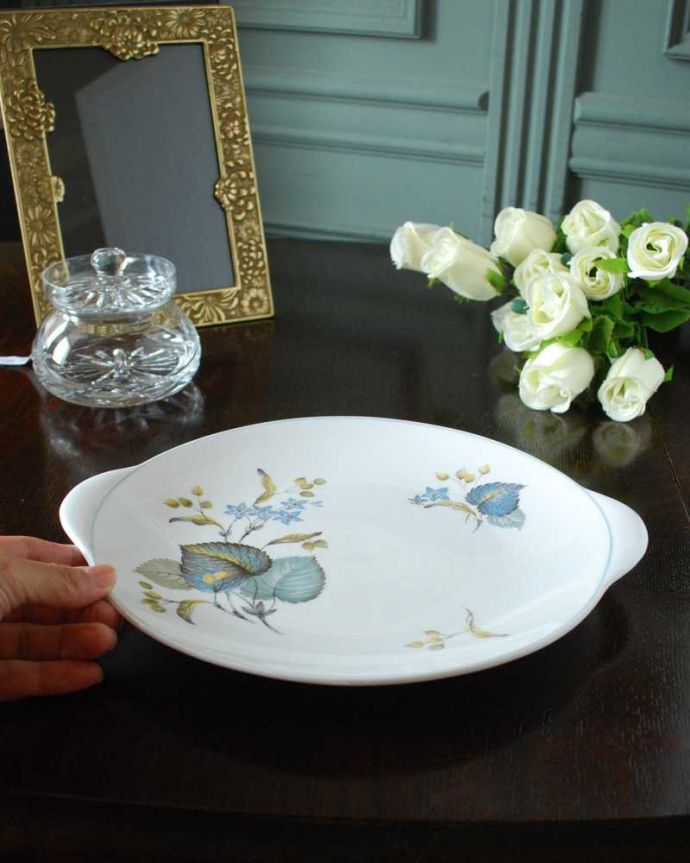 シェ―リー窯　アンティーク雑貨　美しいお花のデザインが描かれたシェリー窯のアンティークB＆Bプレート。現在も日常使いされるB＆Bプレートディナー皿代わりにも使える大きなサイズ。(k-3159-z)