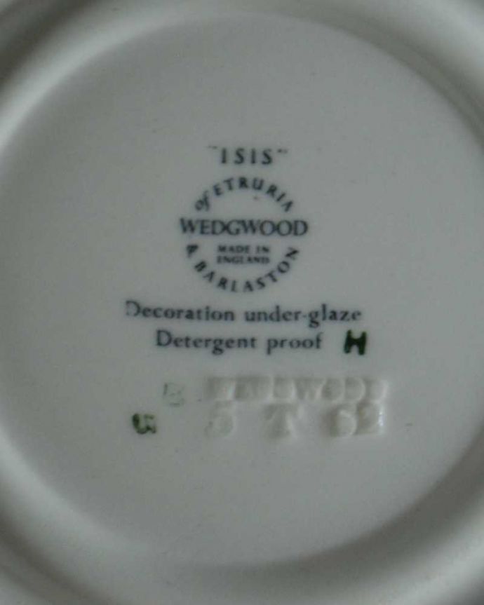 アンティーク 陶磁器の雑貨　アンティーク雑貨　ウェッジウッドのISISシリーズのアンティークカップ＆ソーサー（アイシス）。裏側には品質の証製造メーカー保証の意味がこもった窯印、ポーセリンマークがあります。(k-3162-z)