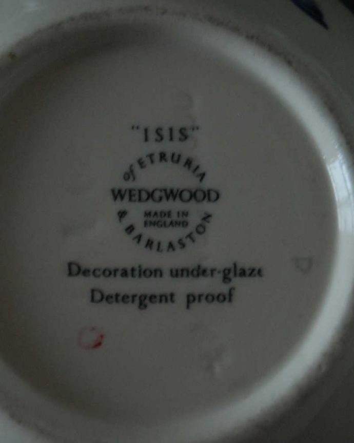アンティーク 陶磁器の雑貨　アンティーク雑貨　ウェッジウッドのISISシリーズのアンティークミルクポット（アイシス）。裏側には品質の証製造メーカー保証の意味がこもった窯印、ポーセリンマークがあります。(k-3163-z)