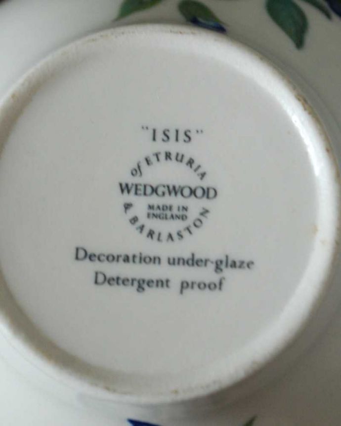 アンティーク 陶磁器の雑貨　アンティーク雑貨　ウェッジウッドのISISシリーズのアンティークシュガーボウル（アイシス）。裏側のポーセリンマーク製造メーカー保証の意味がこもった窯印、ポーセリンマークがあります。(k-3164-z)