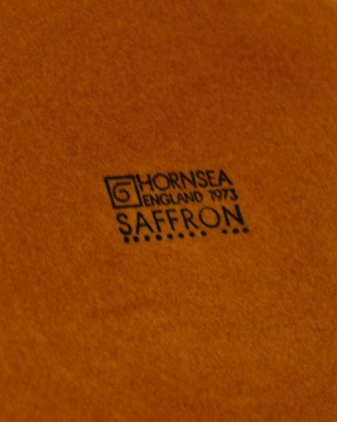Hornsea（ホーンジー）　アンティーク雑貨　ホーンジーのアンティークのチーズディッシュ、HORNSEA「サフラン」シリーズ。裏側には品質の証製造メーカー保証の意味がこもった窯印、ポーセリンマークがあります。(k-3165-z)