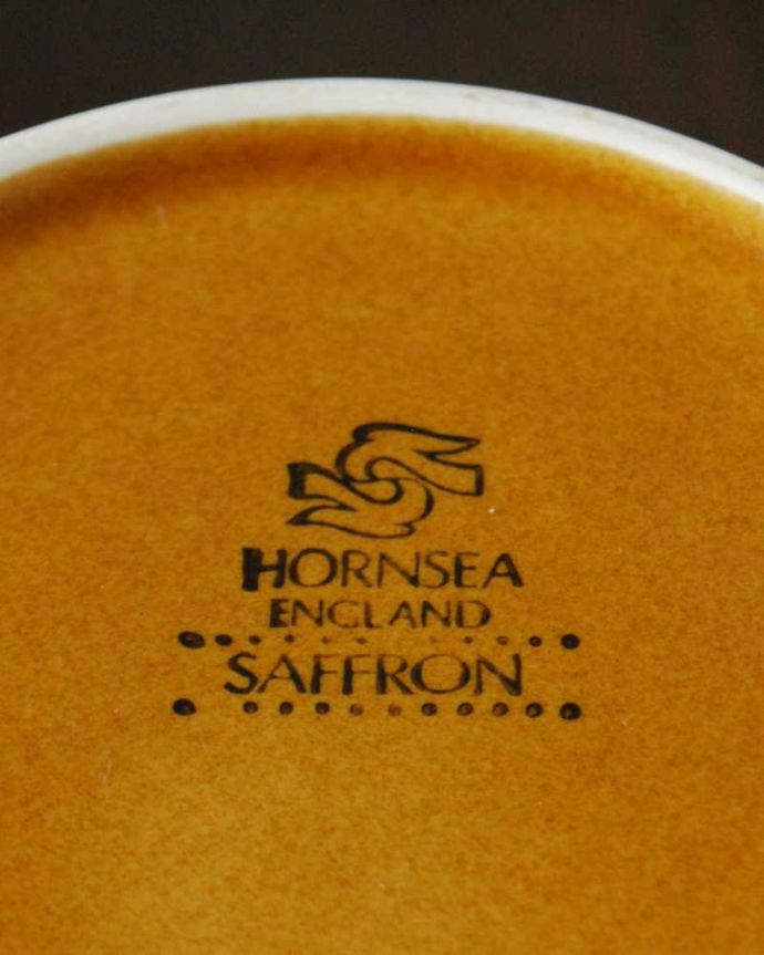 Hornsea（ホーンジー）　アンティーク雑貨　ホーンジーのアンティークの ミルクポット、HORNSEA「サフラン」シリーズ。裏側には品質の証製造メーカー保証の意味がこもった窯印、ポーセリンマークがあります。(k-3166-z)