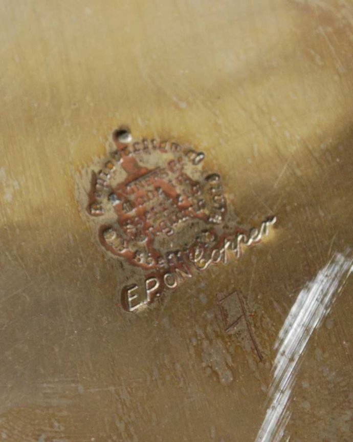 アンティーク シルバー製　アンティーク雑貨　英国の銀雑貨、お花模様が華やかなアンティークシルバープレートのトレイ。裏側には品質の証ホールマークが付いていました。(k-3168-z)