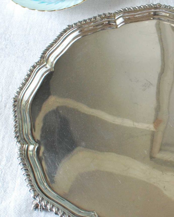 アンティーク シルバー製　アンティーク雑貨　英国で見つけたアンティークシルバープレートの優雅な脚付きサルヴァ（銀盆）。テーブルがパッと華やかに繊細で美しい装飾がテーブルを彩ります。(k-3169-z)
