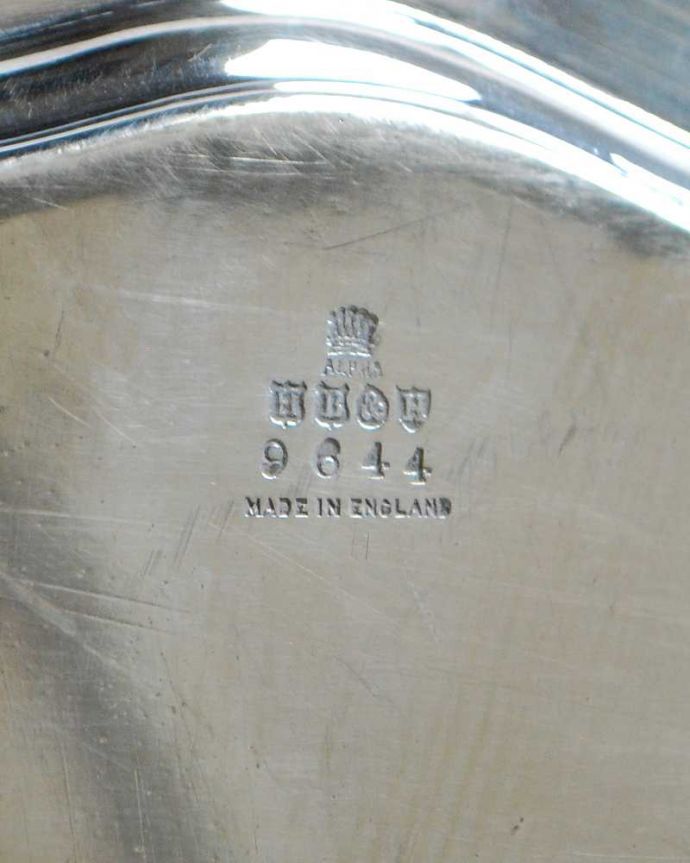 アンティーク シルバー製　アンティーク雑貨　英国で見つけたアンティークシルバープレートの優雅な脚付きサルヴァ（銀盆）。裏側には品質の証ホールマークが付いていました。(k-3169-z)