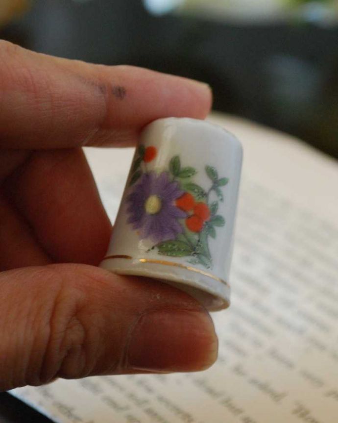 アンティーク 陶磁器の雑貨　アンティーク雑貨　２つの柄が楽しめる、お花×SEVILLAのアンティークシンブル。コレクションしたくなる可愛らしさ指の帽子（finger hat)とも呼ばれるコロンとした形。(k-3175-z)