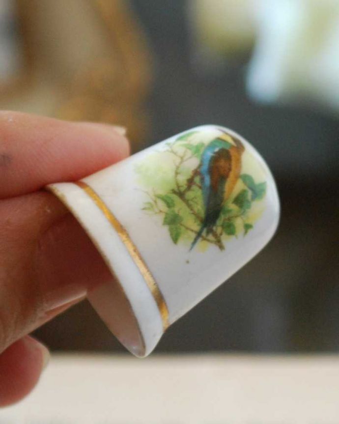 アンティーク 陶磁器の雑貨　アンティーク雑貨　イギリスで見つけた青い鳥のアンティークシンブル。コレクションしたくなる可愛らしさ指の帽子（finger hat)とも呼ばれるコロンとした形。(k-3178-z)
