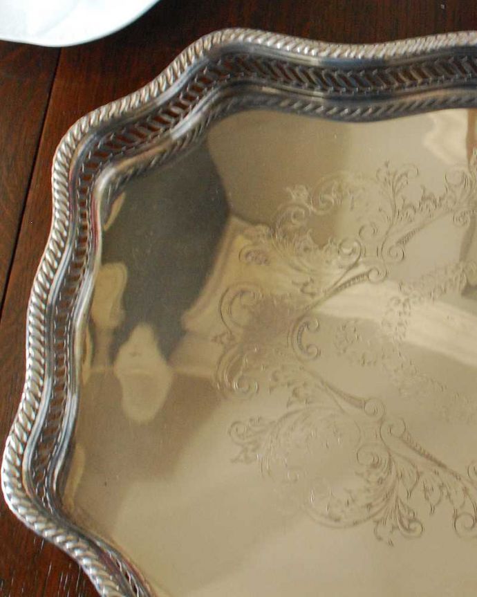 アンティーク シルバー製　アンティーク雑貨　イギリス輸入のアンティーク銀雑貨、優雅なかたちのシルバープレートのギャラリートレイ。テーブルがパッと華やかに繊細で美しい装飾がテーブルを彩ります。(k-3199-z)