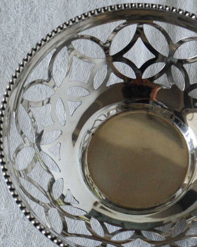 アンティーク シルバー製　アンティーク雑貨　英国輸入のアンティーク銀雑貨、蝶にもお花にも見える美しいシルバーボウル（小物入れ） 。テーブルがパッと華やかに貴重だったシルバーで作られたテーブルウェア。(k-3210-z)