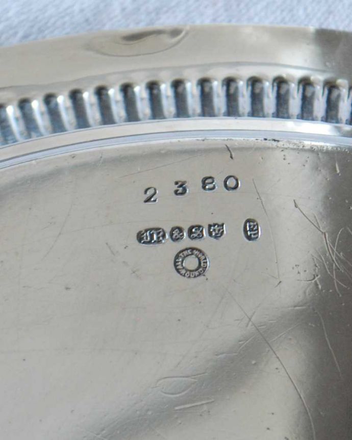 アンティーク シルバー製　アンティーク雑貨　イギリスで見つけたアンティークシルバープレートの優雅な脚付きサルヴァ（銀盆）。裏側には品質の証刻印が入っています。(k-3214-z)