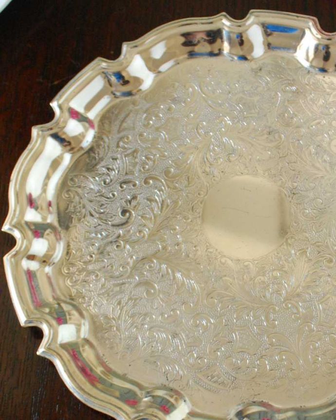 アンティーク シルバー製　アンティーク雑貨　英国で見つけた銀雑貨、優雅な縁どりのアンティークシルバープレートのサルヴァ（銀盆）。オトナの輝きを放つアンティークのサルヴァ全体に美しいエングレーヴィング（彫金）が施されているアンティークのサルヴァ。(k-3215-z)