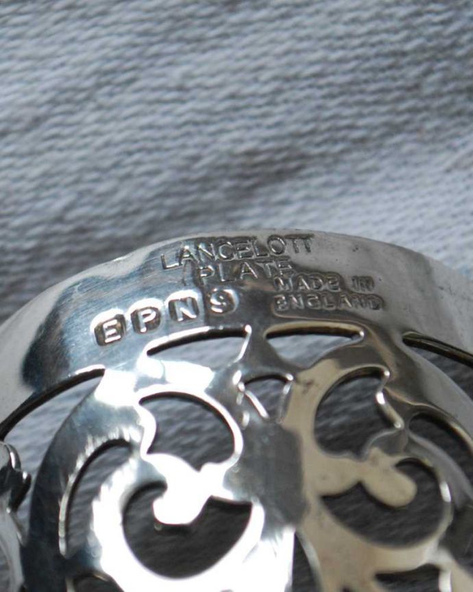 アンティーク シルバー製　アンティーク雑貨　英国輸入のアンティーク銀雑貨、美しいシルバープレートのトレイ（小物入れ）。裏側には品質の証刻印が入っています。(k-3218-z)