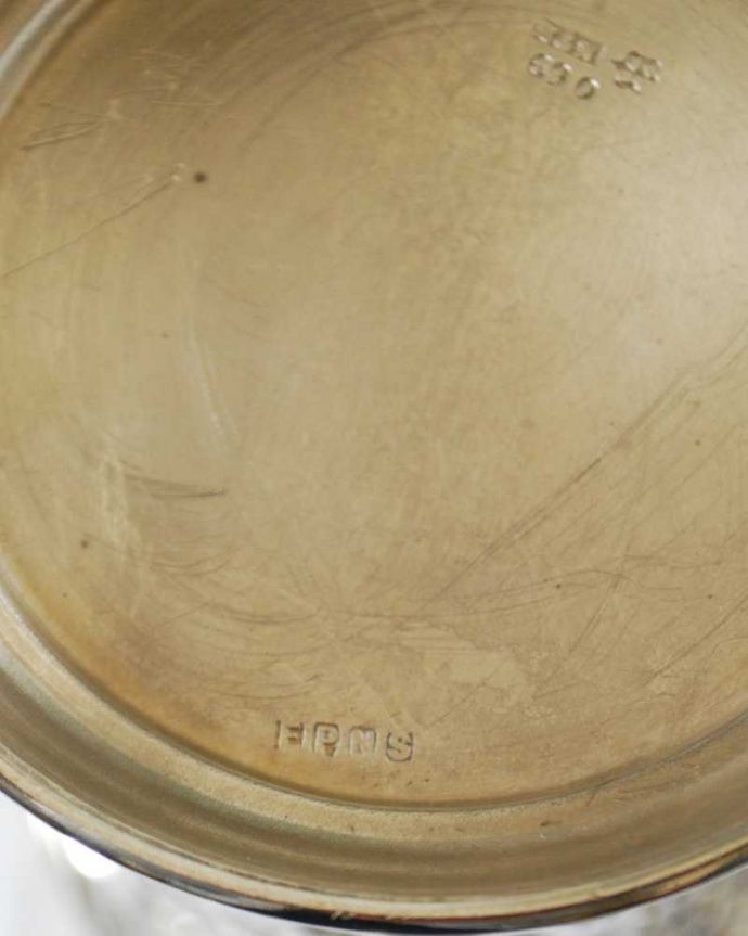アンティーク シルバー製　アンティーク雑貨　アンティークシルバープレートの持ち手付きナプキンスタンド。裏側には品質の証刻印が彫ってあります。(k-3222-z)