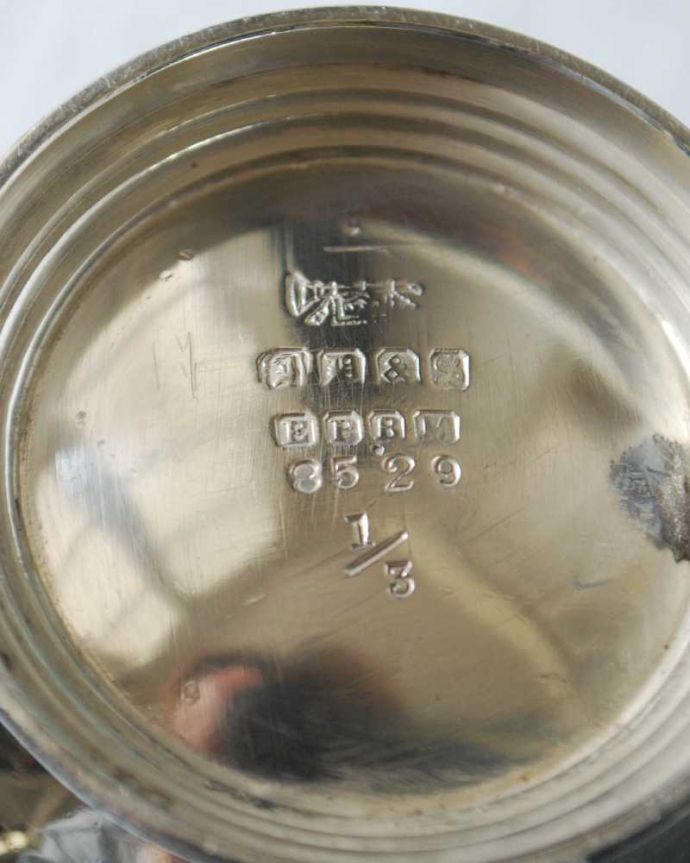 アンティーク シルバー製　アンティーク雑貨　イギリスの銀食器、アンティークシルバープレートのミニピッチャー（ミルクジャグ） 。裏側には品質の証刻印が彫ってあります。(k-3229-z)