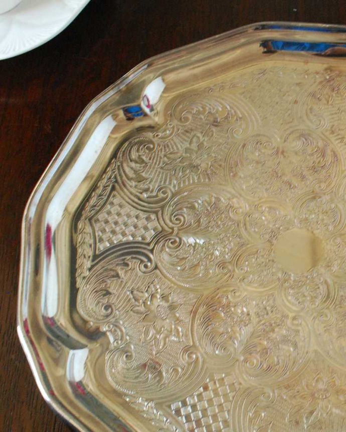 アンティーク シルバー製　アンティーク雑貨　英国輸入の銀盆、優雅なアンティークシルバートレイ（シルバープレート）。テーブルがパッと華やかに貴重だったシルバーで作られたテーブルウェア。(k-3232-z)