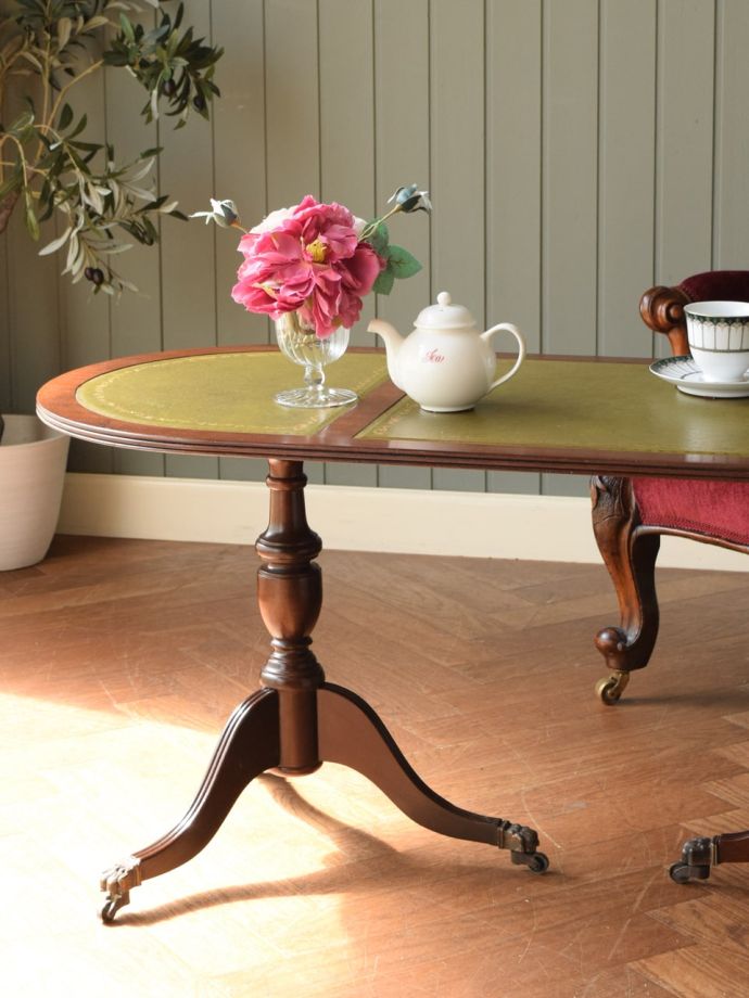 イギリスのおしゃれなアンティークテーブル、２本の脚が美しい楕円の ...