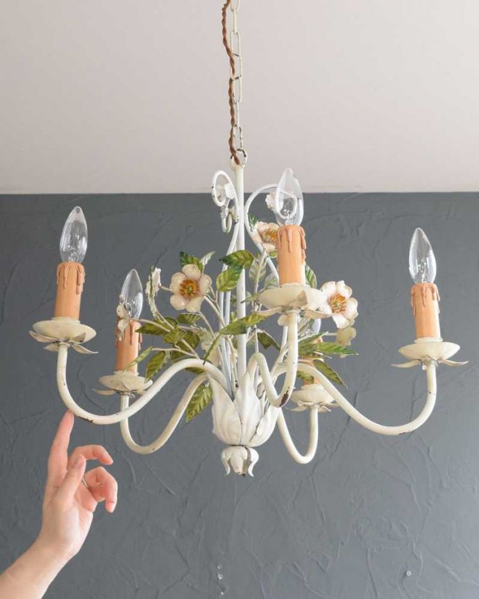 シャンデリア　照明・ライティング　花束が可愛いイギリスアンティークシャンデリア(５灯)（E17シャンデリア球付）。。(k-3245-z)