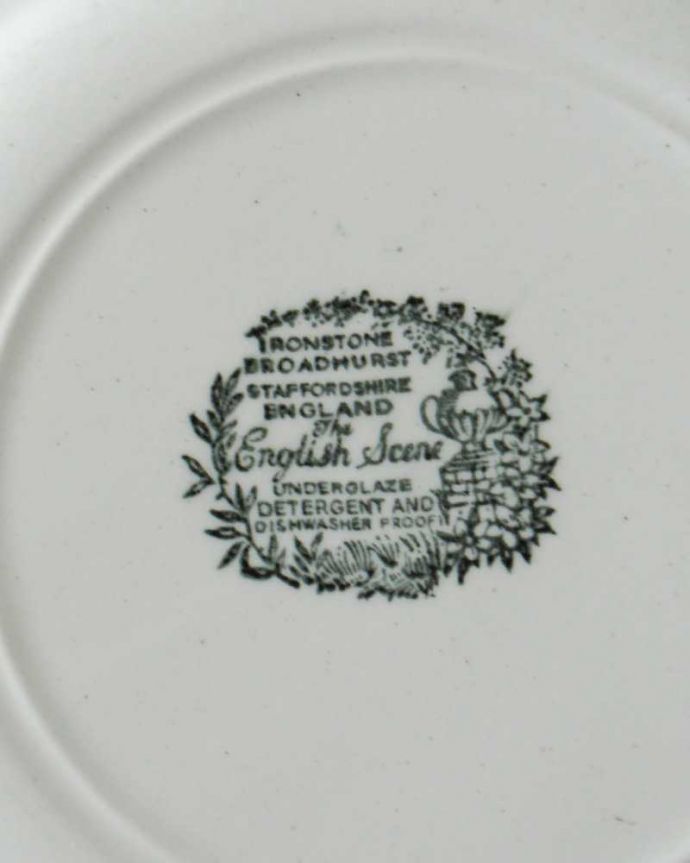 アンティーク 陶磁器の雑貨　アンティーク雑貨　IRON STONE(アイアンストーン)のイギリスで見つけた、小さなアンティークプレート。裏側には品質の証製造メーカー保証の意味がこもった窯印、ポーセリンマークがあります。(k-3248-z)