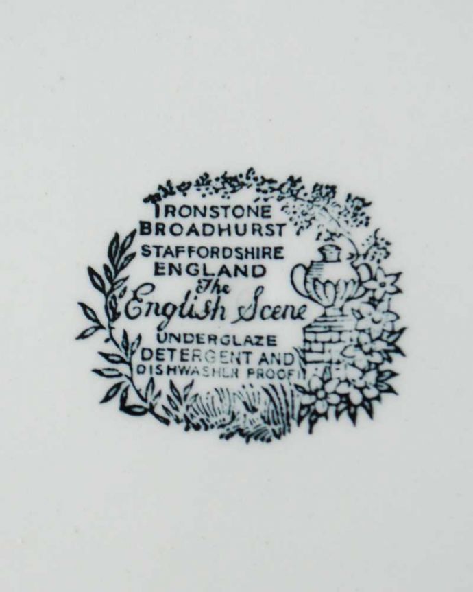 アンティーク 陶磁器の雑貨　アンティーク雑貨　IRON STONE(アイアンストーン)のイギリスで見つけたアンティークプレート。裏側には品質の証製造メーカー保証の意味がこもった窯印、ポーセリンマークがあります。(k-3249-z)