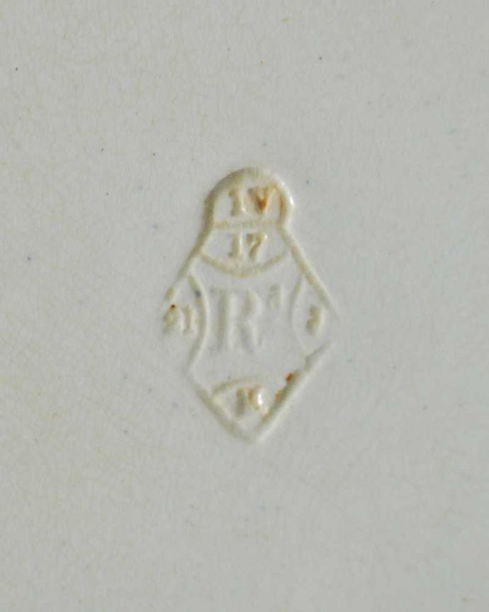 アンティーク 陶磁器の雑貨　アンティーク雑貨　イギリスで見つけた陶磁器、お花模様たっぷりなアンティークパンプレート 。裏側には品質の証製造メーカー保証の意味がこもった窯印、ポーセリンマークがあります。(k-3250-z)